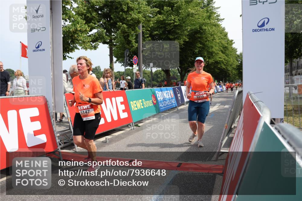 15.06.2025 - REWE Women's Run Strokosch-Dieckow http://msf.ph/oto/7936648 15.06.2025 11:09:56 Ziel 5147, 5241, 5315 meine-sportfotos.de