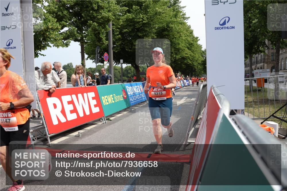 15.06.2025 - REWE Women's Run Strokosch-Dieckow http://msf.ph/oto/7936658 15.06.2025 11:09:57 Ziel 5147, 5241, 5315 meine-sportfotos.de