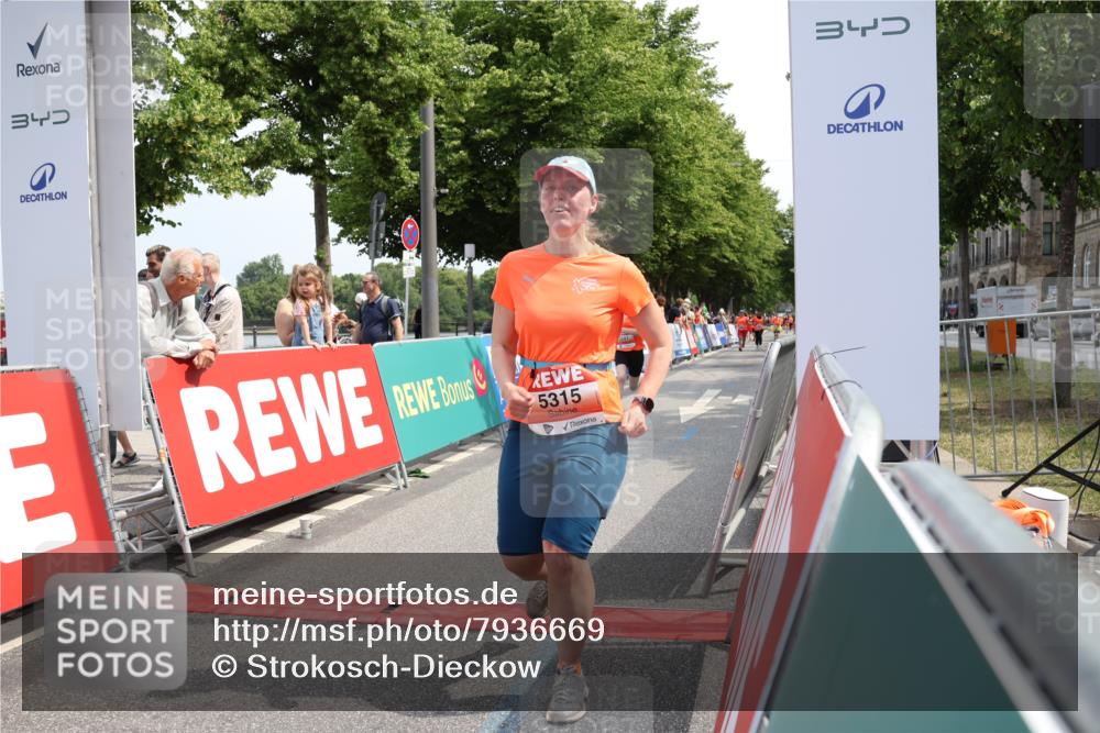 15.06.2025 - REWE Women's Run Strokosch-Dieckow http://msf.ph/oto/7936669 15.06.2025 11:09:57 Ziel 5147, 5241, 5315 meine-sportfotos.de