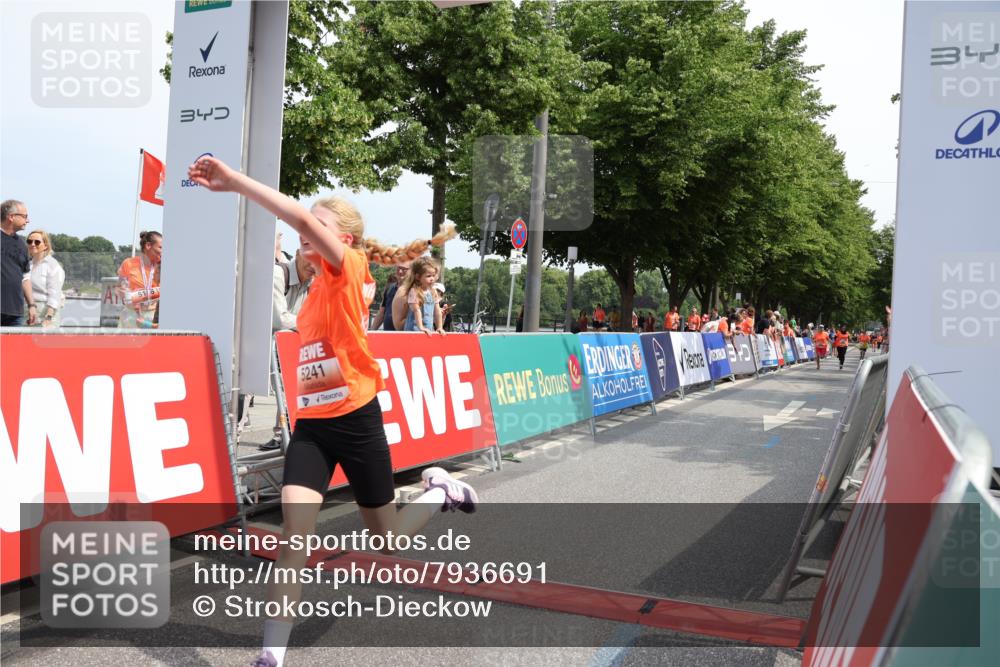 15.06.2025 - REWE Women's Run Strokosch-Dieckow http://msf.ph/oto/7936691 15.06.2025 11:09:59 Ziel 5147, 5241, 5315 meine-sportfotos.de
