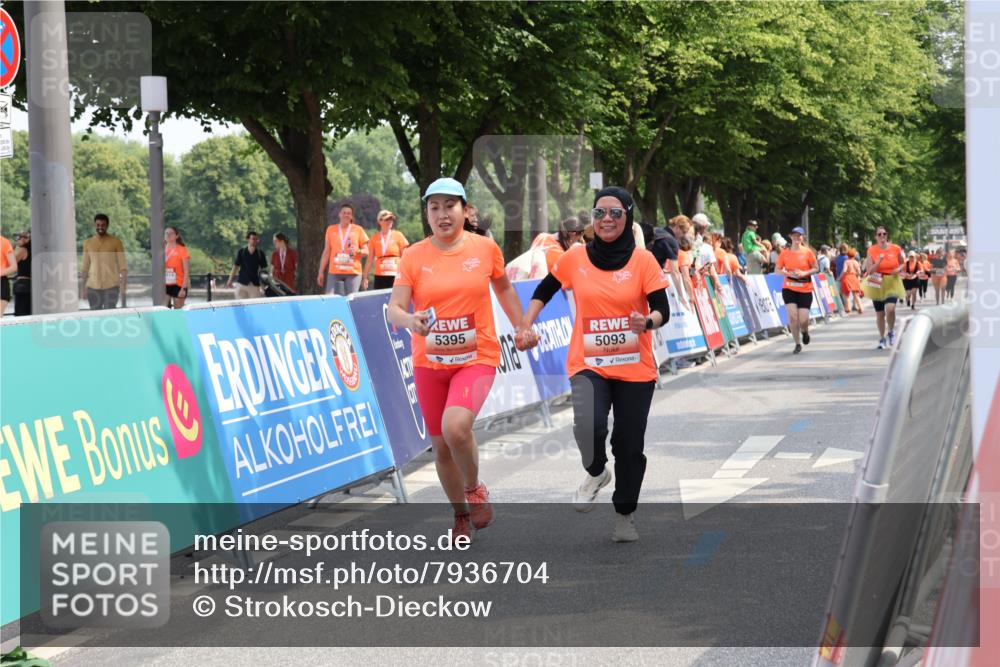 15.06.2025 - REWE Women's Run Strokosch-Dieckow http://msf.ph/oto/7936704 15.06.2025 11:10:05 Ziel 5093, 5241, 5395 meine-sportfotos.de