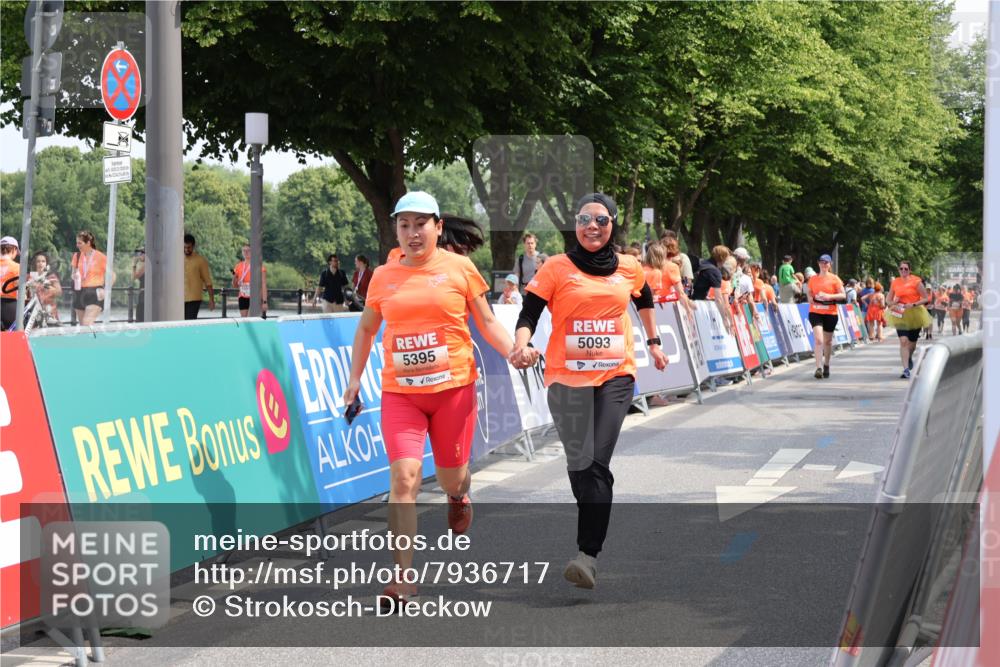 15.06.2025 - REWE Women's Run Strokosch-Dieckow http://msf.ph/oto/7936717 15.06.2025 11:10:06 Ziel 5093, 5395 meine-sportfotos.de