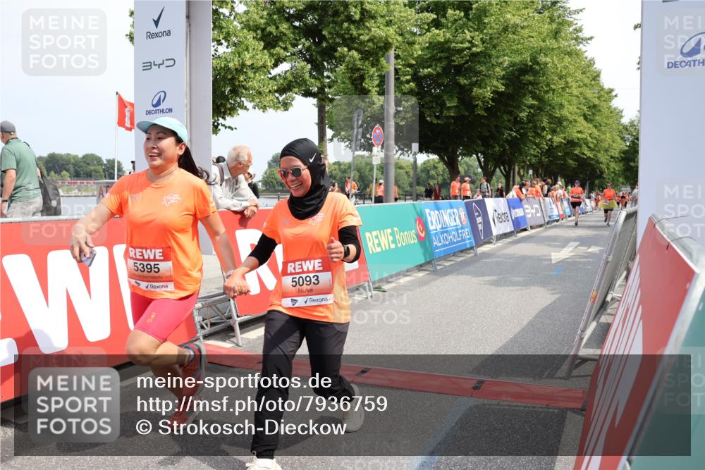 15.06.2025 - REWE Women's Run Strokosch-Dieckow http://msf.ph/oto/7936759 15.06.2025 11:10:08 Ziel 5025, 5093, 5395 meine-sportfotos.de