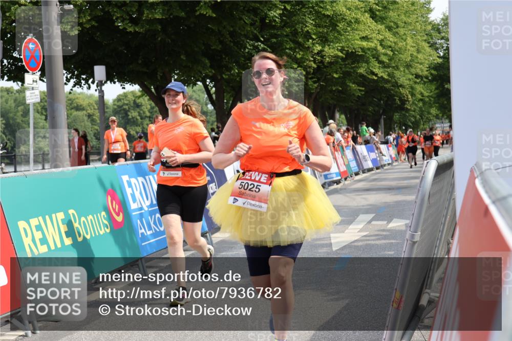 15.06.2025 - REWE Women's Run Strokosch-Dieckow http://msf.ph/oto/7936782 15.06.2025 11:10:14 Ziel 5025, 5093, 5157, 5395 meine-sportfotos.de