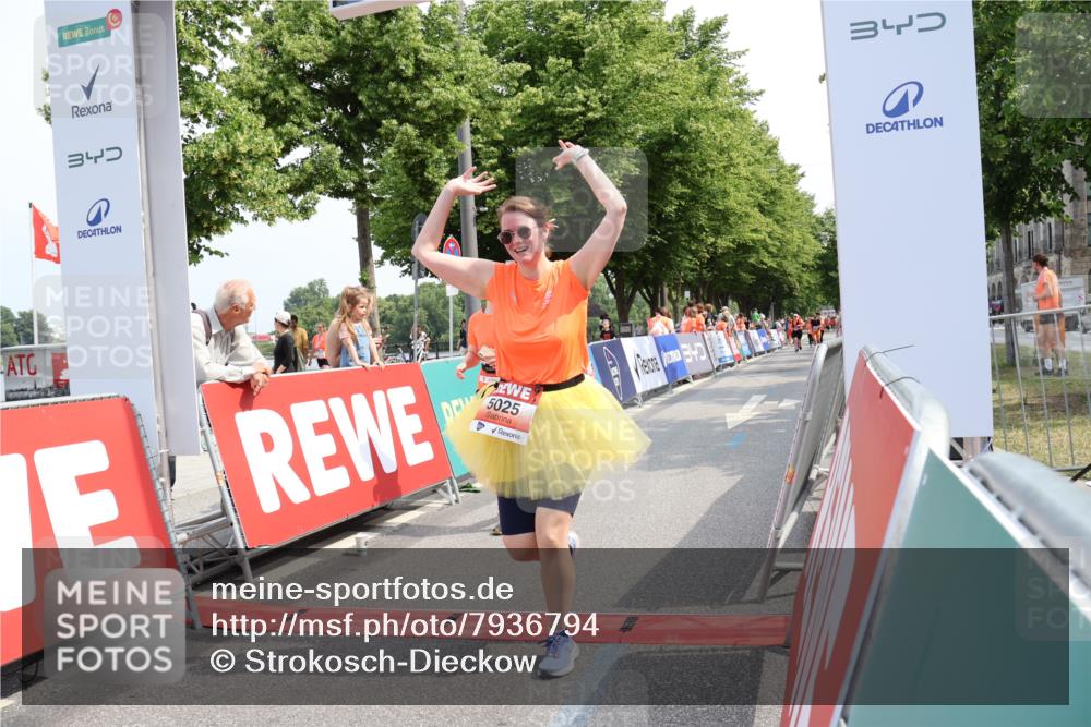 15.06.2025 - REWE Women's Run Strokosch-Dieckow http://msf.ph/oto/7936794 15.06.2025 11:10:14 Ziel 5025, 5093, 5157, 5395 meine-sportfotos.de
