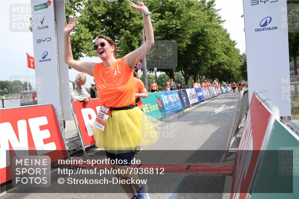 15.06.2025 - REWE Women's Run Strokosch-Dieckow http://msf.ph/oto/7936812 15.06.2025 11:10:15 Ziel 5025, 5157 meine-sportfotos.de