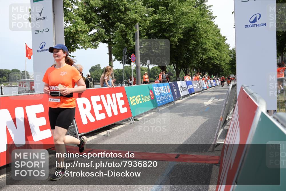 15.06.2025 - REWE Women's Run Strokosch-Dieckow http://msf.ph/oto/7936820 15.06.2025 11:10:16 Ziel 5025, 5157 meine-sportfotos.de