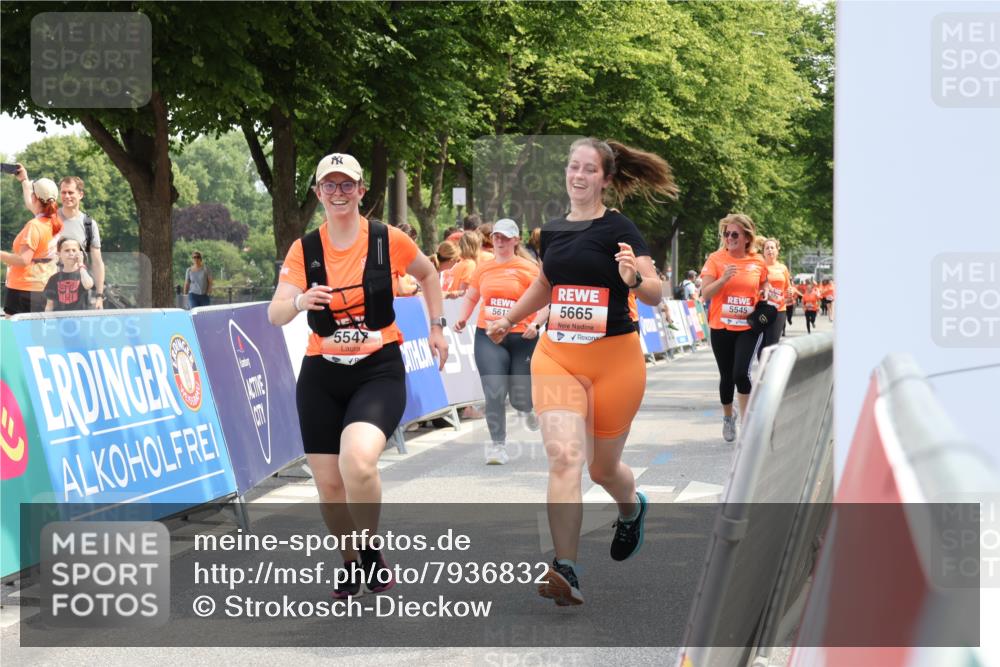 15.06.2025 - REWE Women's Run Strokosch-Dieckow http://msf.ph/oto/7936832 15.06.2025 11:10:25 Ziel 5488, 5545, 5547, 5612, 5665 meine-sportfotos.de