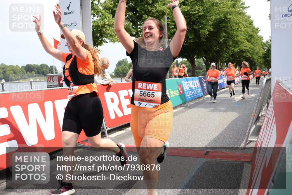 15.06.2025 - REWE Women's Run Strokosch-Dieckow http://msf.ph/oto/7936876 15.06.2025 11:10:26 Ziel 5488, 5545, 5547, 5612, 5665 meine-sportfotos.de
