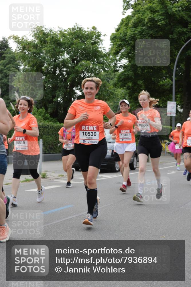 15.06.2025 - REWE Women's Run Jannik Wohlers http://msf.ph/oto/7936894 15.06.2025 08:26:46 Laufen 10819, 10464, 10530, 10407, 10668, 10 meine-sportfotos.de