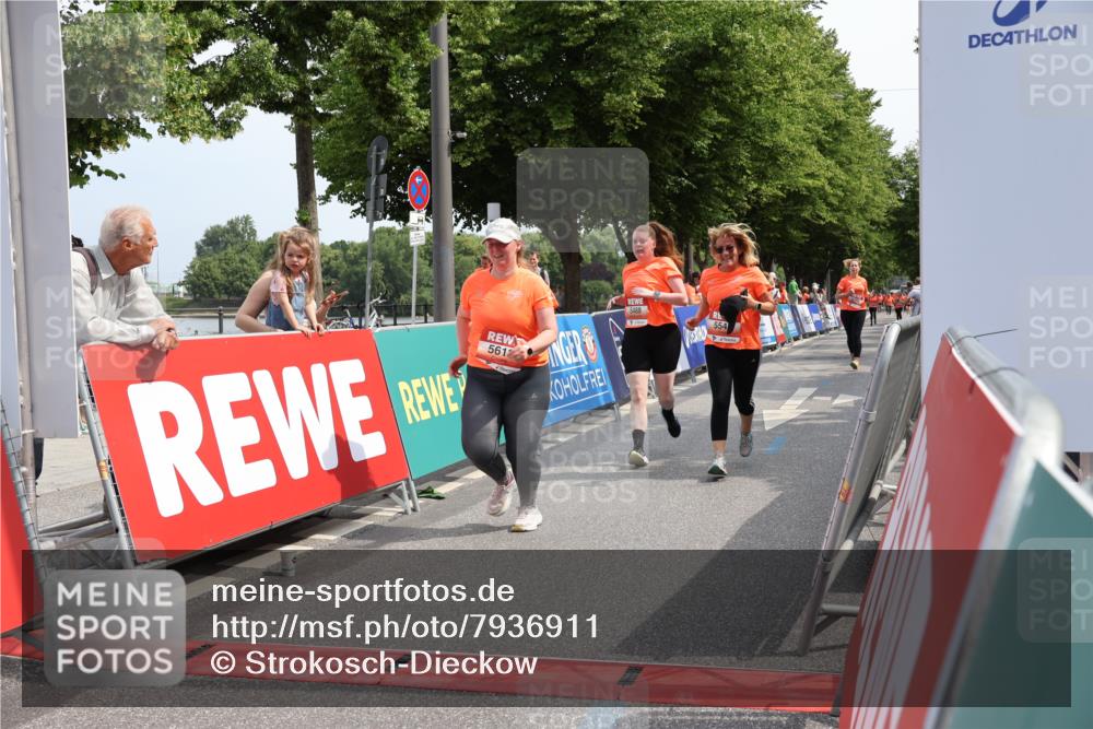 15.06.2025 - REWE Women's Run Strokosch-Dieckow http://msf.ph/oto/7936911 15.06.2025 11:10:28 Ziel 5171, 5488, 5545, 5547, 5612, 5665 meine-sportfotos.de