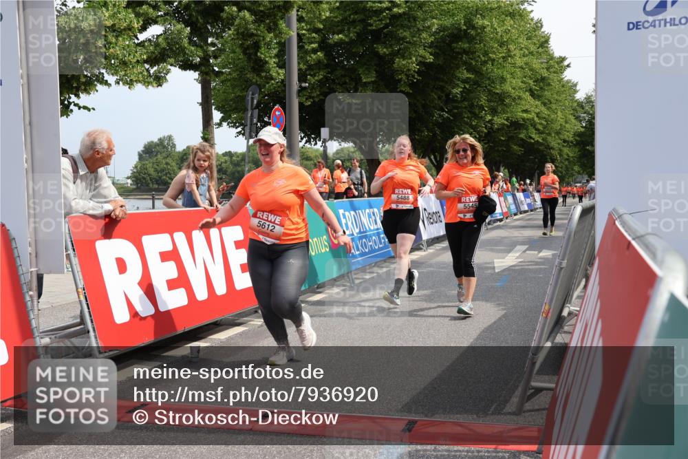 15.06.2025 - REWE Women's Run Strokosch-Dieckow http://msf.ph/oto/7936920 15.06.2025 11:10:28 Ziel 5171, 5488, 5545, 5547, 5612, 5665 meine-sportfotos.de