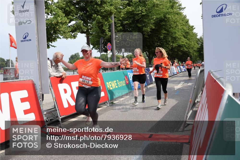 15.06.2025 - REWE Women's Run Strokosch-Dieckow http://msf.ph/oto/7936928 15.06.2025 11:10:28 Ziel 5171, 5488, 5545, 5547, 5612, 5665 meine-sportfotos.de