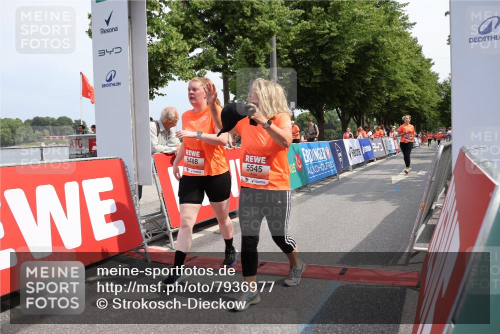 15.06.2025 - REWE Women's Run Strokosch-Dieckow http://msf.ph/oto/7936977 15.06.2025 11:10:30 Ziel 5171, 5488, 5545, 5547, 5612, 5665 meine-sportfotos.de