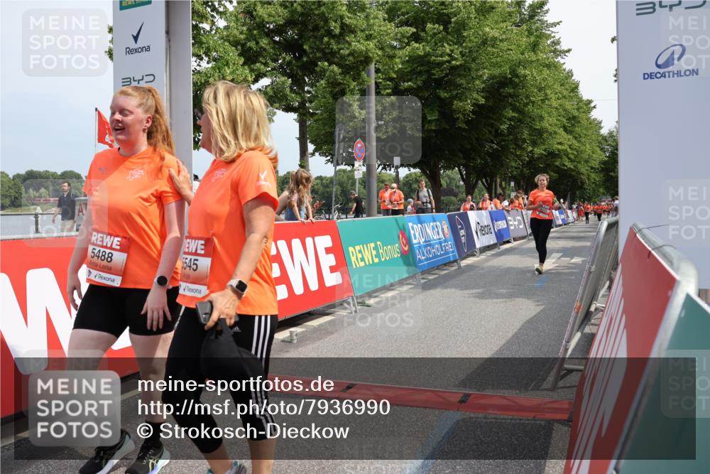 15.06.2025 - REWE Women's Run Strokosch-Dieckow http://msf.ph/oto/7936990 15.06.2025 11:10:31 Ziel 5171, 5488, 5545, 5547, 5612, 5665 meine-sportfotos.de