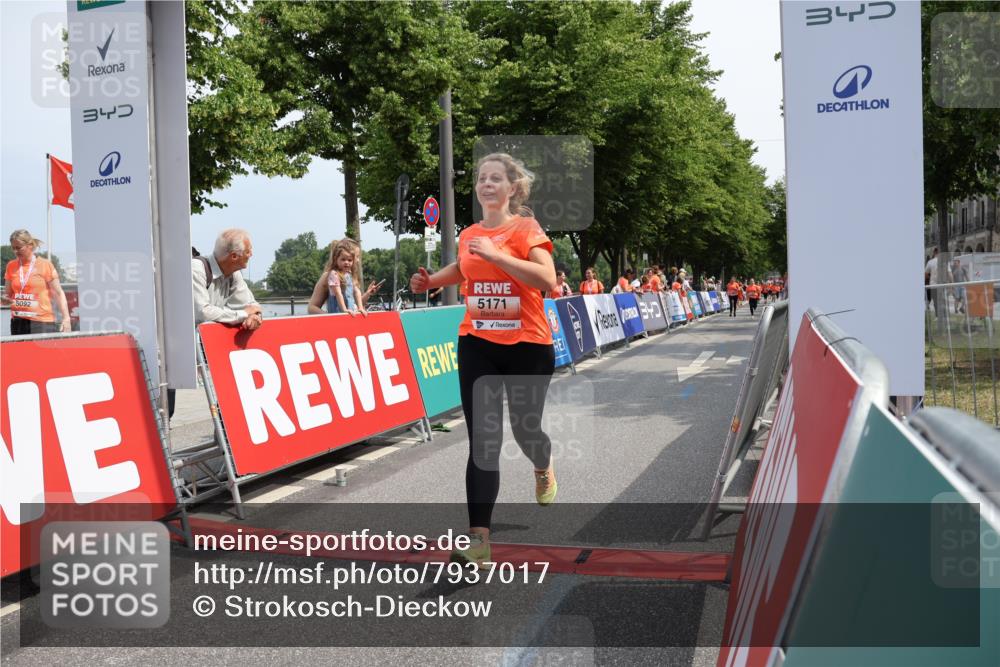 15.06.2025 - REWE Women's Run Strokosch-Dieckow http://msf.ph/oto/7937017 15.06.2025 11:10:34 Ziel 5171, 5182, 5488, 5545, 5612 meine-sportfotos.de