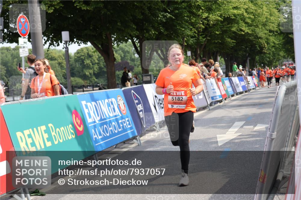 15.06.2025 - REWE Women's Run Strokosch-Dieckow http://msf.ph/oto/7937057 15.06.2025 11:10:39 Ziel 5171, 5182, 5500 meine-sportfotos.de