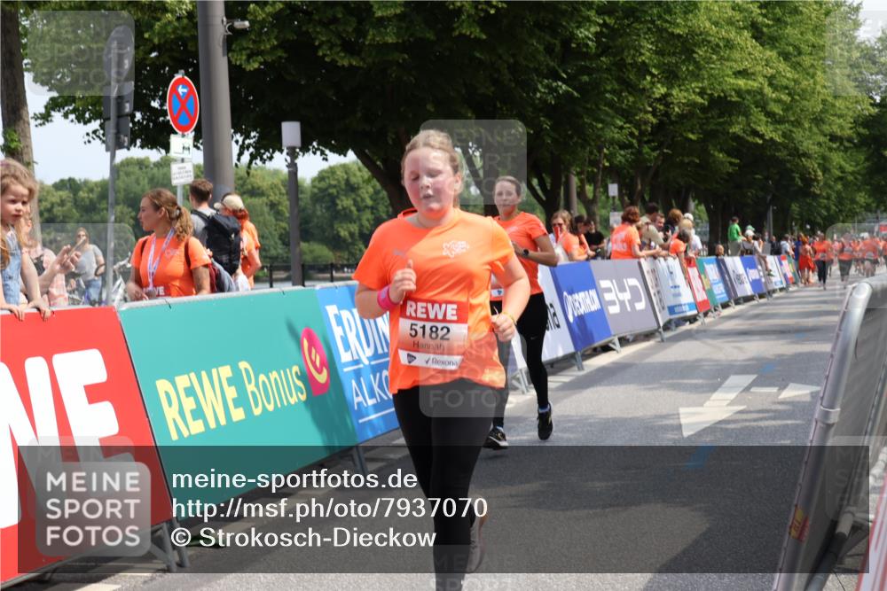 15.06.2025 - REWE Women's Run Strokosch-Dieckow http://msf.ph/oto/7937070 15.06.2025 11:10:40 Ziel 5171, 5182, 5500 meine-sportfotos.de