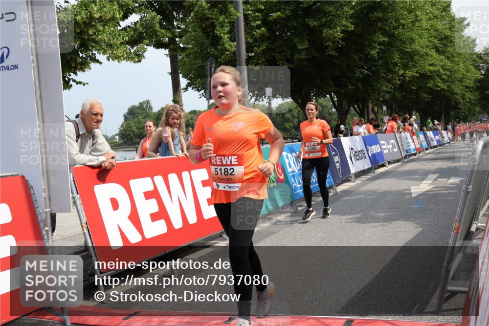 15.06.2025 - REWE Women's Run Strokosch-Dieckow http://msf.ph/oto/7937080 15.06.2025 11:10:40 Ziel 5171, 5182, 5500 meine-sportfotos.de