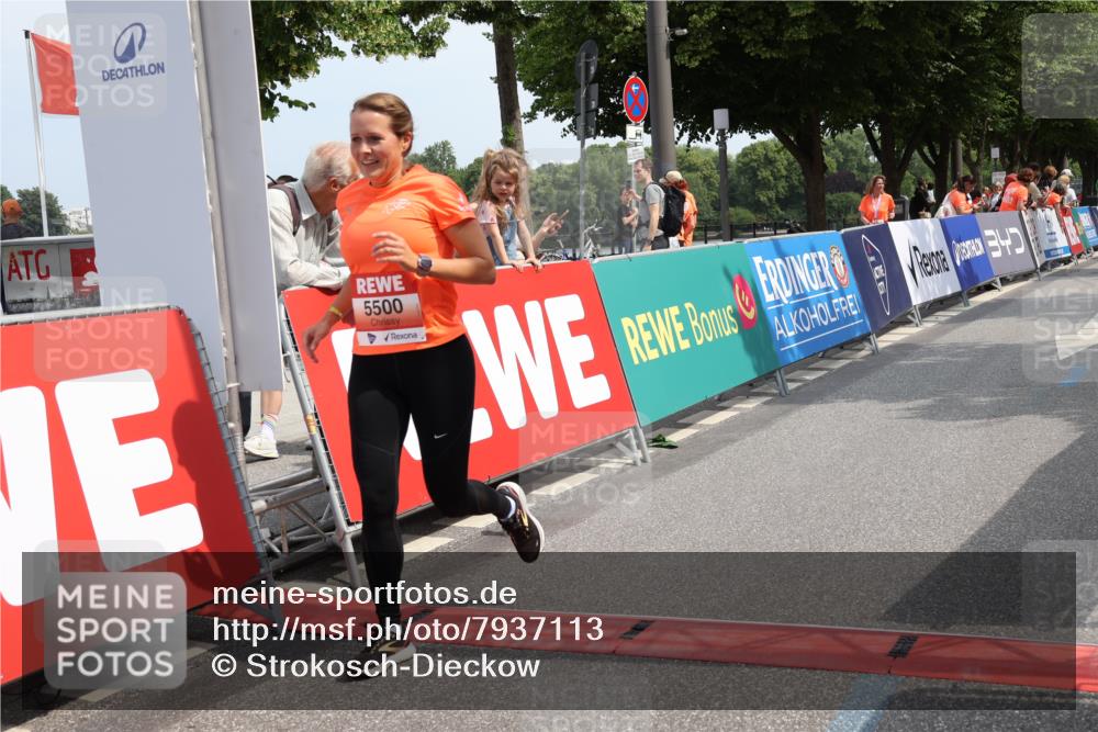 15.06.2025 - REWE Women's Run Strokosch-Dieckow http://msf.ph/oto/7937113 15.06.2025 11:10:42 Ziel 5182, 5500 meine-sportfotos.de