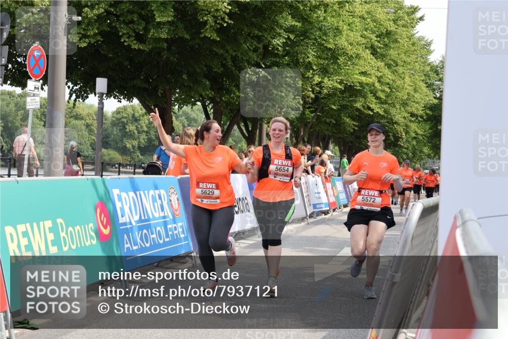 15.06.2025 - REWE Women's Run Strokosch-Dieckow http://msf.ph/oto/7937121 15.06.2025 11:10:53 Ziel 5572, 5629, 5654 meine-sportfotos.de