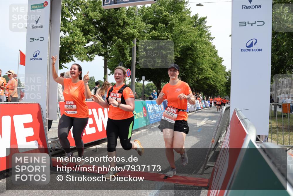 15.06.2025 - REWE Women's Run Strokosch-Dieckow http://msf.ph/oto/7937173 15.06.2025 11:10:55 Ziel 5490, 5572, 5629, 5654 meine-sportfotos.de