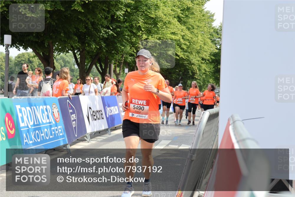 15.06.2025 - REWE Women's Run Strokosch-Dieckow http://msf.ph/oto/7937192 15.06.2025 11:11:01 Ziel 5490, 5572, 5629, 5654 meine-sportfotos.de