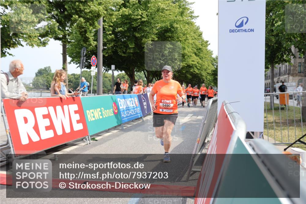15.06.2025 - REWE Women's Run Strokosch-Dieckow http://msf.ph/oto/7937203 15.06.2025 11:11:01 Ziel 5490, 5572, 5629, 5654 meine-sportfotos.de