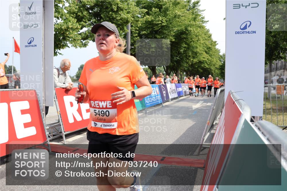 15.06.2025 - REWE Women's Run Strokosch-Dieckow http://msf.ph/oto/7937240 15.06.2025 11:11:02 Ziel 5035, 5038, 5490, 5572, 5629, 5654 meine-sportfotos.de