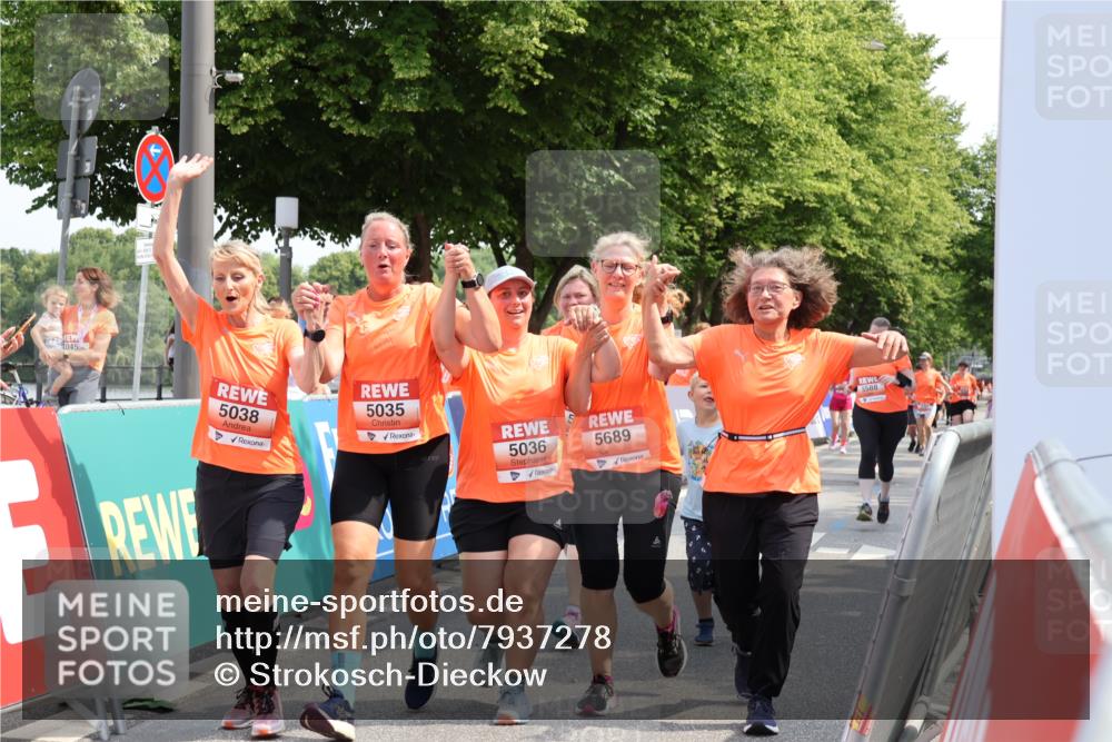 15.06.2025 - REWE Women's Run Strokosch-Dieckow http://msf.ph/oto/7937278 15.06.2025 11:11:08 Ziel 5035, 5036, 5037, 5038, 5286, 5490, 5588, 5689 meine-sportfotos.de