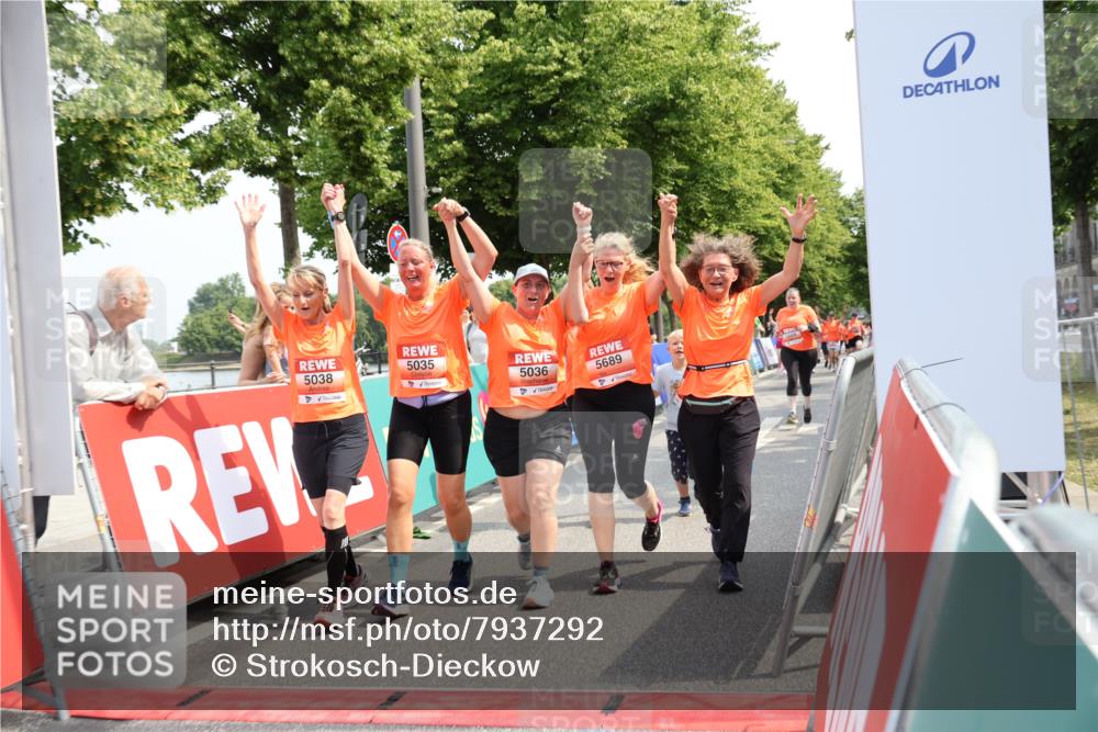 15.06.2025 - REWE Women's Run Strokosch-Dieckow http://msf.ph/oto/7937292 15.06.2025 11:11:08 Ziel 5035, 5036, 5037, 5038, 5286, 5490, 5588, 5689 meine-sportfotos.de