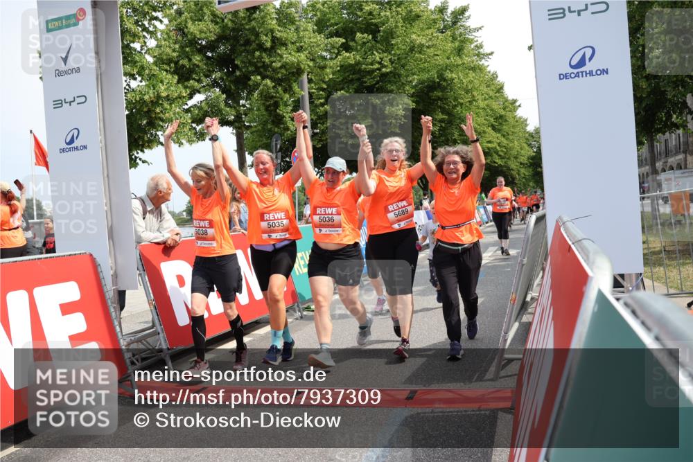 15.06.2025 - REWE Women's Run Strokosch-Dieckow http://msf.ph/oto/7937309 15.06.2025 11:11:09 Ziel 5035, 5036, 5037, 5038, 5286, 5476, 5480, 5588, 5689 meine-sportfotos.de