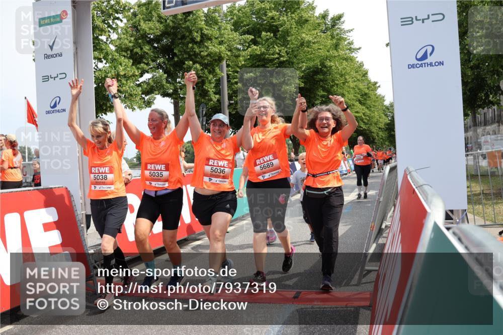 15.06.2025 - REWE Women's Run Strokosch-Dieckow http://msf.ph/oto/7937319 15.06.2025 11:11:09 Ziel 5035, 5036, 5037, 5038, 5286, 5476, 5480, 5588, 5689 meine-sportfotos.de