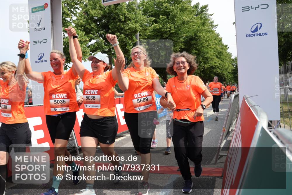 15.06.2025 - REWE Women's Run Strokosch-Dieckow http://msf.ph/oto/7937331 15.06.2025 11:11:10 Ziel 5035, 5036, 5037, 5038, 5286, 5476, 5480, 5588, 5689 meine-sportfotos.de