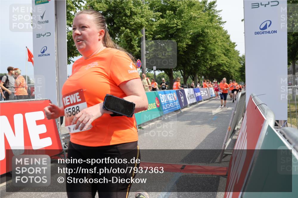 15.06.2025 - REWE Women's Run Strokosch-Dieckow http://msf.ph/oto/7937363 15.06.2025 11:11:12 Ziel 5035, 5036, 5037, 5038, 5283, 5286, 5362, 5476, 5480, 5588, 5684, 5689 meine-sportfotos.de