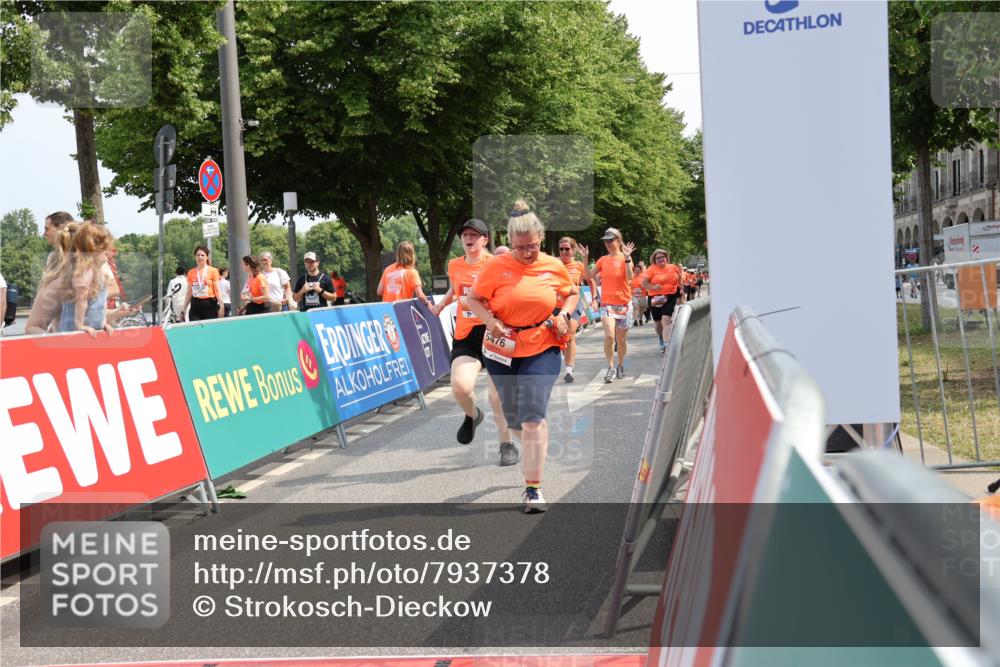 15.06.2025 - REWE Women's Run Strokosch-Dieckow http://msf.ph/oto/7937378 15.06.2025 11:11:15 Ziel 5035, 5036, 5037, 5038, 5192, 5283, 5286, 5362, 5382, 5476, 5480, 5588, 5684, 5689 meine-sportfotos.de