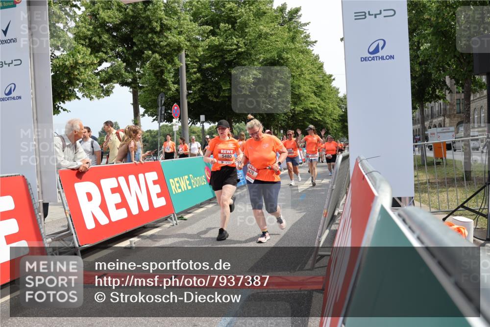 15.06.2025 - REWE Women's Run Strokosch-Dieckow http://msf.ph/oto/7937387 15.06.2025 11:11:15 Ziel 5035, 5036, 5037, 5038, 5192, 5283, 5286, 5362, 5382, 5476, 5480, 5588, 5684, 5689 meine-sportfotos.de