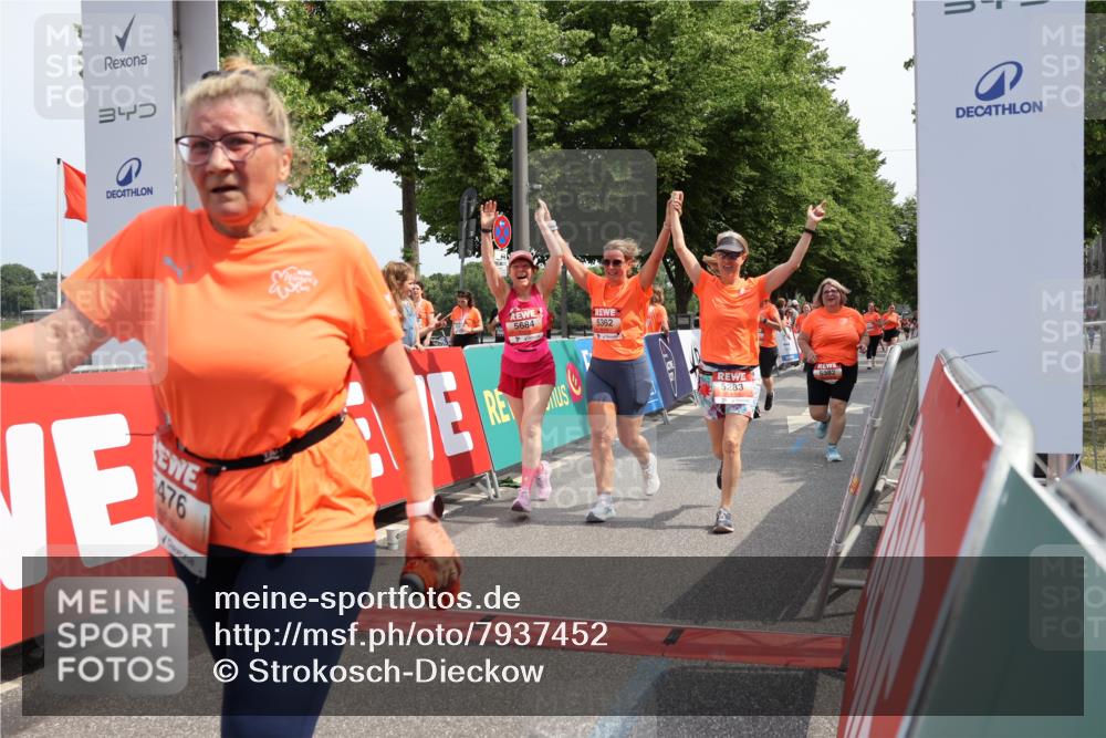 15.06.2025 - REWE Women's Run Strokosch-Dieckow http://msf.ph/oto/7937452 15.06.2025 11:11:17 Ziel 5033, 5165, 5192, 5283, 5286, 5362, 5382, 5407, 5445, 5476, 5480, 5588, 5684 meine-sportfotos.de