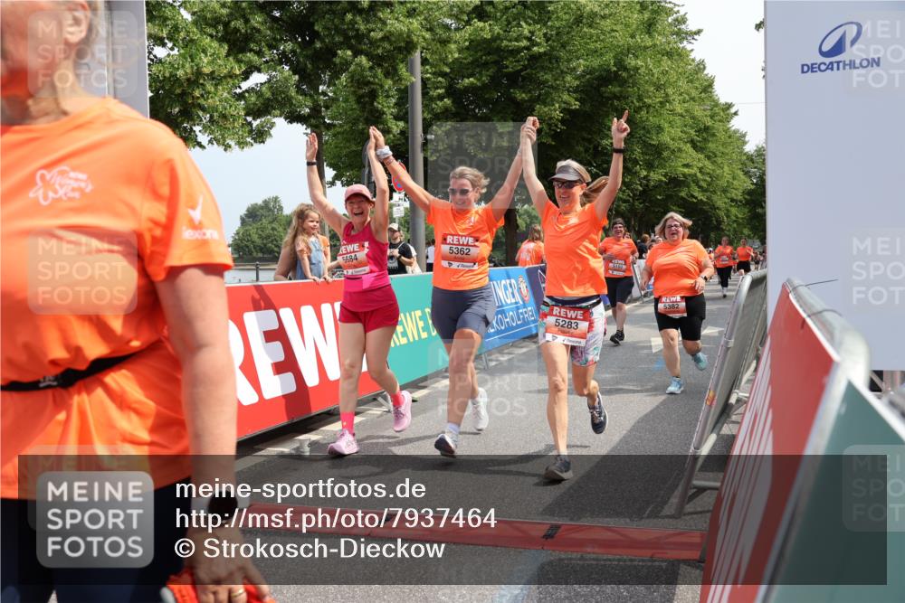 15.06.2025 - REWE Women's Run Strokosch-Dieckow http://msf.ph/oto/7937464 15.06.2025 11:11:18 Ziel 5033, 5165, 5192, 5283, 5362, 5382, 5407, 5445, 5476, 5480, 5588, 5684 meine-sportfotos.de