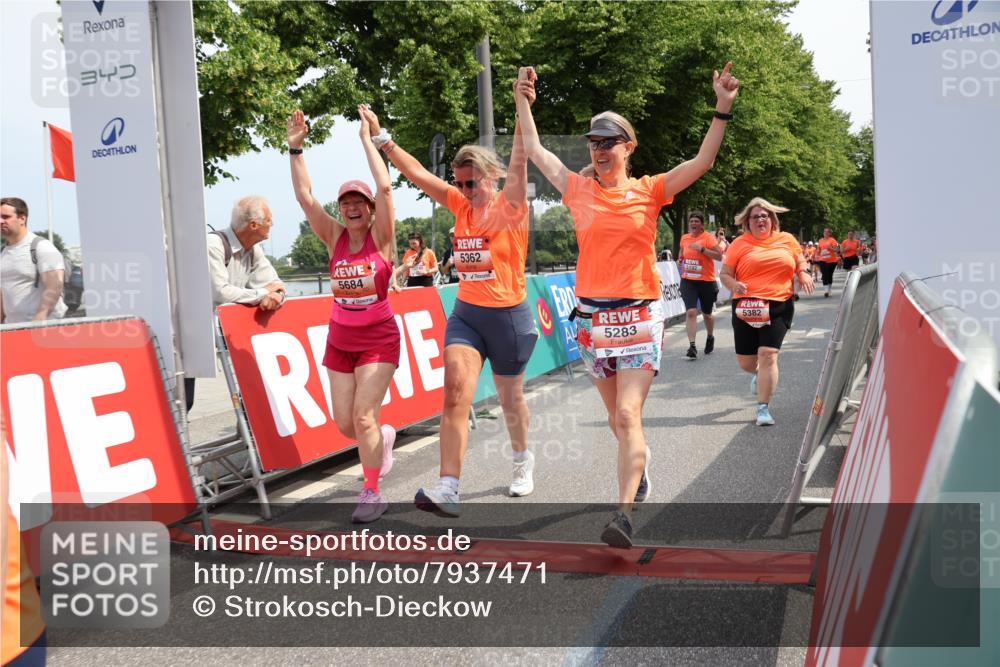 15.06.2025 - REWE Women's Run Strokosch-Dieckow http://msf.ph/oto/7937471 15.06.2025 11:11:18 Ziel 5033, 5165, 5192, 5283, 5362, 5382, 5407, 5445, 5476, 5480, 5588, 5684 meine-sportfotos.de
