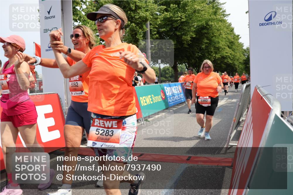 15.06.2025 - REWE Women's Run Strokosch-Dieckow http://msf.ph/oto/7937490 15.06.2025 11:11:19 Ziel 5033, 5165, 5192, 5283, 5362, 5382, 5407, 5445, 5476, 5480, 5684 meine-sportfotos.de