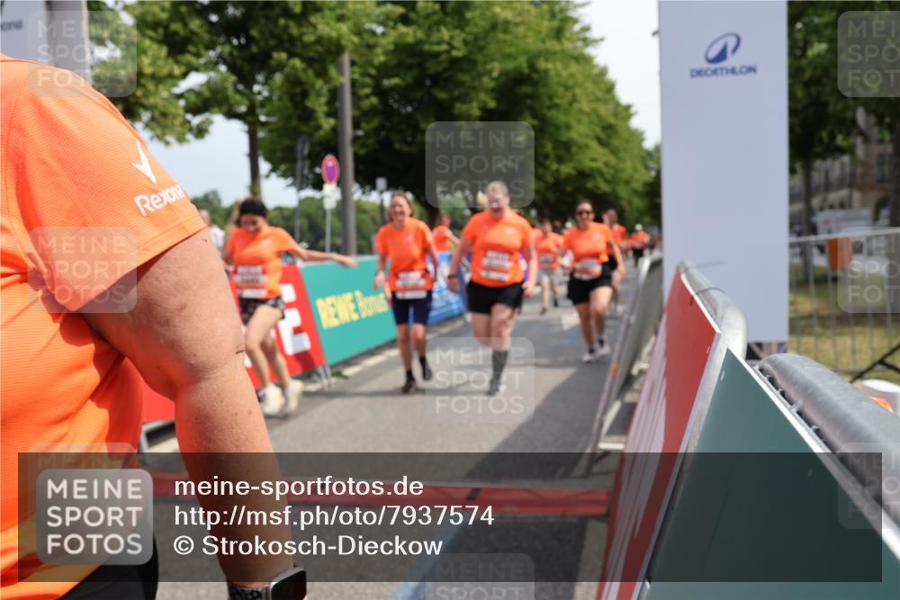 15.06.2025 - REWE Women's Run Strokosch-Dieckow http://msf.ph/oto/7937574 15.06.2025 11:11:22 Ziel 5011, 5033, 5165, 5192, 5283, 5362, 5382, 5407, 5445, 5446, 5476, 5480, 5504, 5587, 5684 meine-sportfotos.de