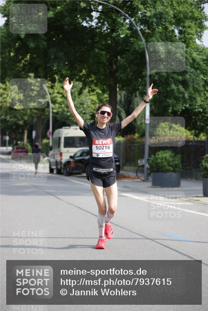 15.06.2025 - REWE Women's Run Jannik Wohlers http://msf.ph/oto/7937615 15.06.2025 08:43:29 Laufen 10216 meine-sportfotos.de