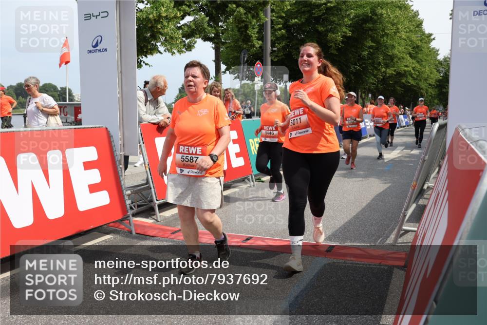 15.06.2025 - REWE Women's Run Strokosch-Dieckow http://msf.ph/oto/7937692 15.06.2025 11:11:27 Ziel 5011, 5033, 5119, 5165, 5192, 5232, 5291, 5407, 5445, 5446, 5504, 5527, 5587 meine-sportfotos.de