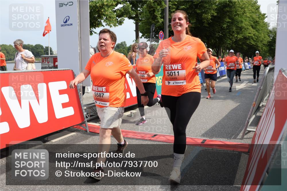 15.06.2025 - REWE Women's Run Strokosch-Dieckow http://msf.ph/oto/7937700 15.06.2025 11:11:27 Ziel 5011, 5033, 5119, 5165, 5192, 5232, 5291, 5407, 5445, 5446, 5504, 5527, 5587 meine-sportfotos.de