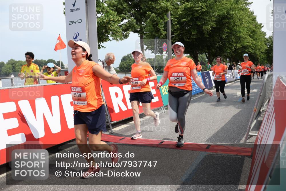 15.06.2025 - REWE Women's Run Strokosch-Dieckow http://msf.ph/oto/7937747 15.06.2025 11:11:29 Ziel 5011, 5033, 5119, 5165, 5232, 5291, 5407, 5445, 5446, 5504, 5527, 5587, 5677 meine-sportfotos.de