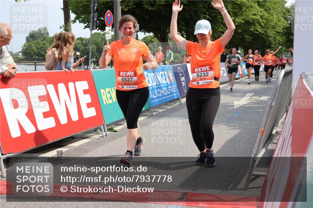 15.06.2025 - REWE Women's Run Strokosch-Dieckow http://msf.ph/oto/7937778 15.06.2025 11:11:31 Ziel 5011, 5119, 5232, 5237, 5239, 5291, 5411, 5412, 5446, 5504, 5527, 5587, 5677 meine-sportfotos.de