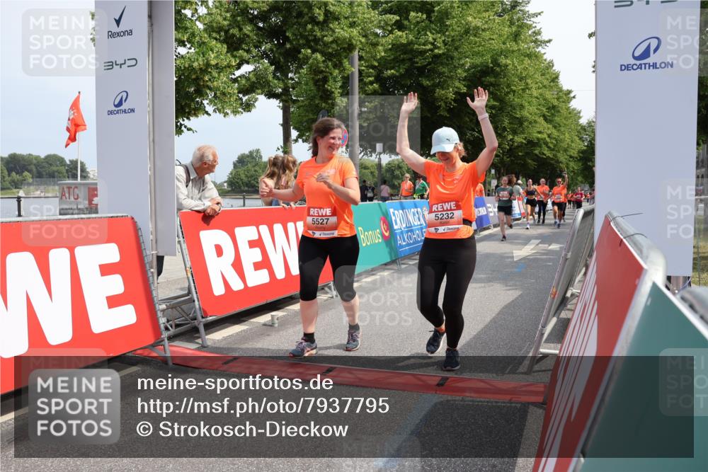 15.06.2025 - REWE Women's Run Strokosch-Dieckow http://msf.ph/oto/7937795 15.06.2025 11:11:31 Ziel 5011, 5119, 5232, 5237, 5239, 5291, 5411, 5412, 5446, 5504, 5527, 5587, 5677 meine-sportfotos.de