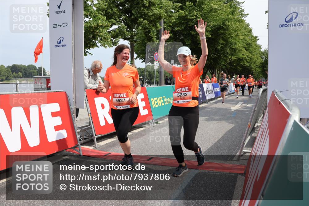 15.06.2025 - REWE Women's Run Strokosch-Dieckow http://msf.ph/oto/7937806 15.06.2025 11:11:32 Ziel 5011, 5119, 5232, 5237, 5239, 5291, 5411, 5412, 5446, 5504, 5527, 5587, 5677 meine-sportfotos.de