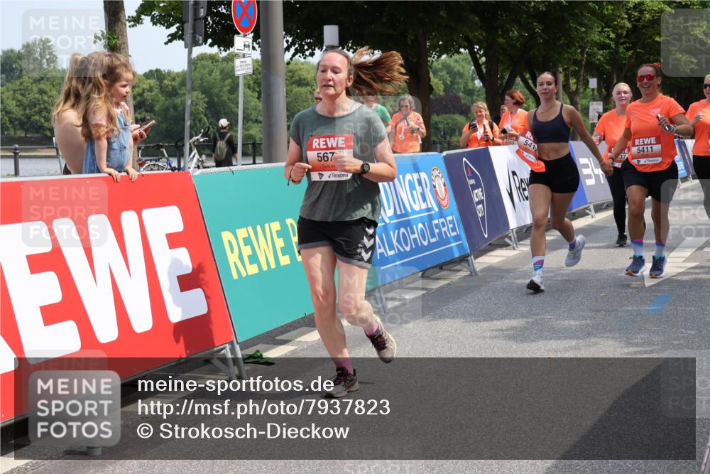 15.06.2025 - REWE Women's Run Strokosch-Dieckow http://msf.ph/oto/7937823 15.06.2025 11:11:34 Ziel 5119, 5232, 5237, 5239, 5291, 5398, 5411, 5412, 5446, 5504, 5527, 5677 meine-sportfotos.de
